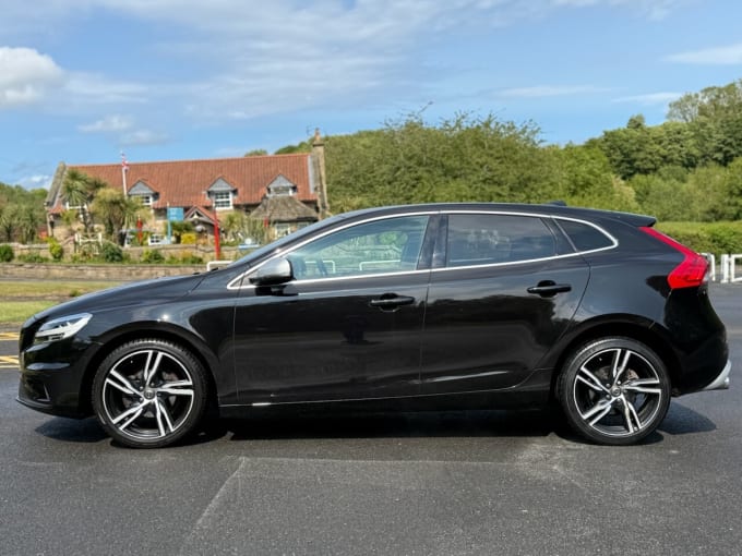 2025 Volvo V40
