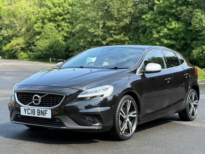 2025 Volvo V40