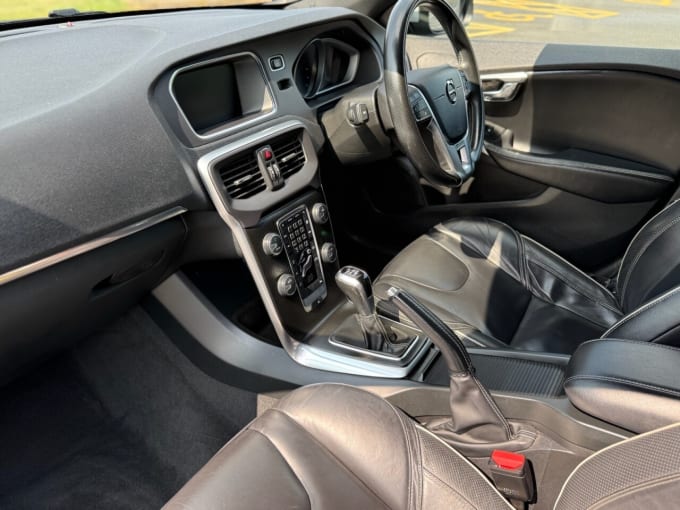 2025 Volvo V40