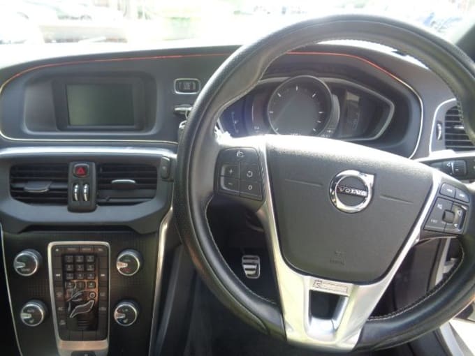2025 Volvo V40