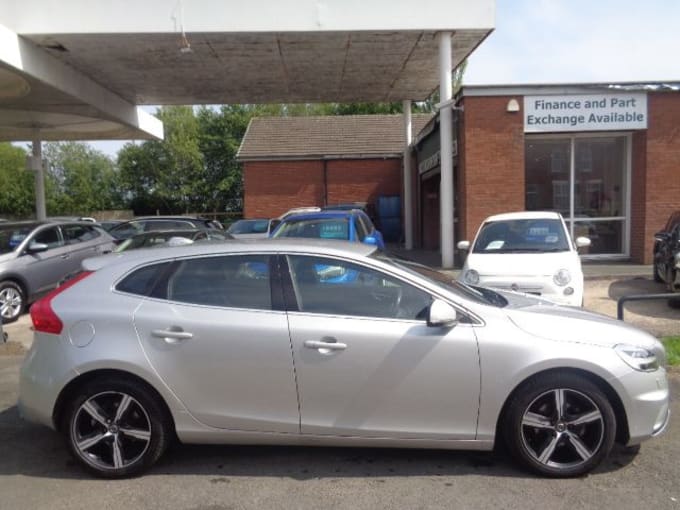 2025 Volvo V40
