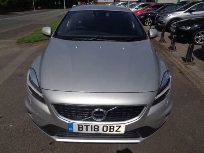 2025 Volvo V40
