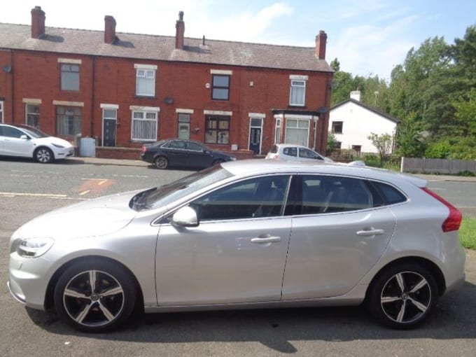 2025 Volvo V40