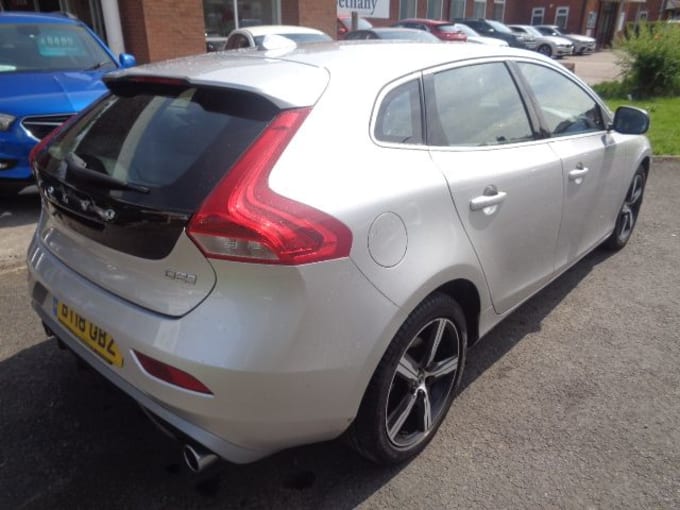 2025 Volvo V40