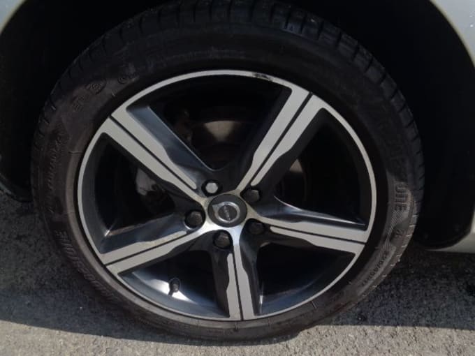2025 Volvo V40
