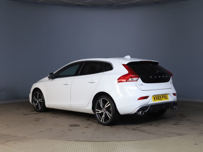 2025 Volvo V40