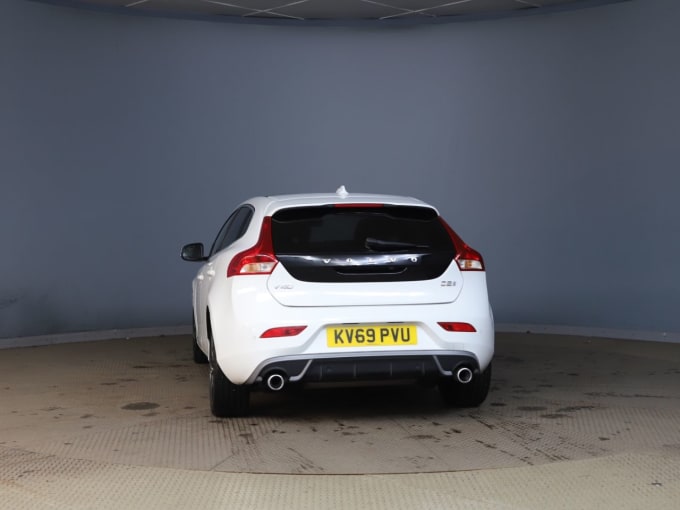 2025 Volvo V40