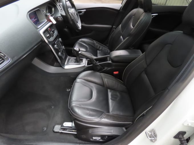 2025 Volvo V40