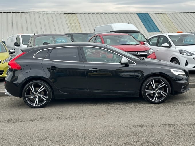 2025 Volvo V40