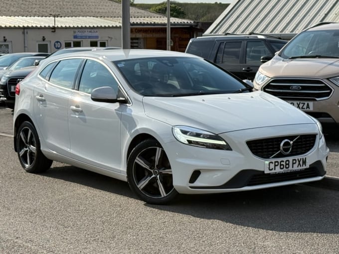 2025 Volvo V40