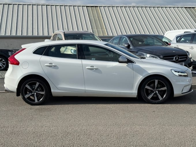 2025 Volvo V40