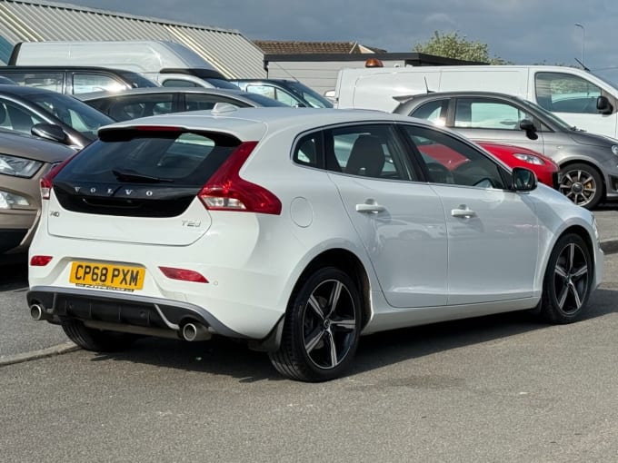 2025 Volvo V40