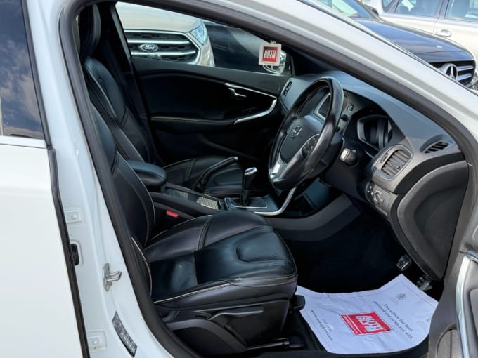 2025 Volvo V40