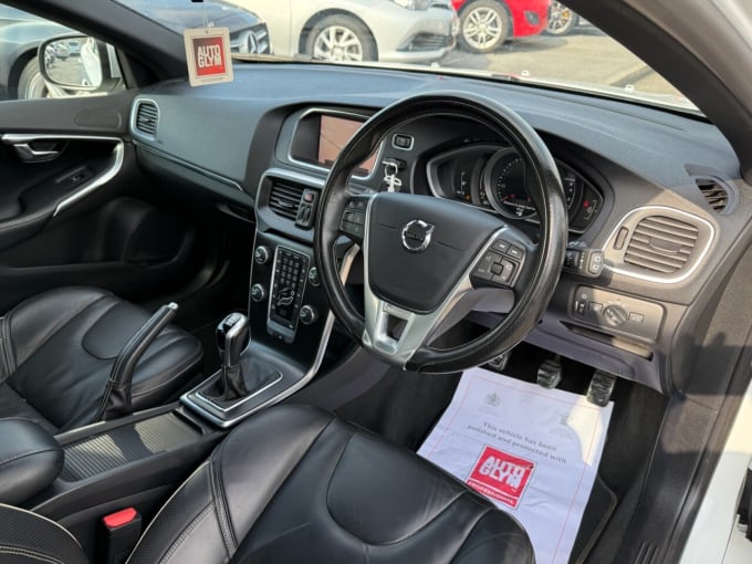 2025 Volvo V40