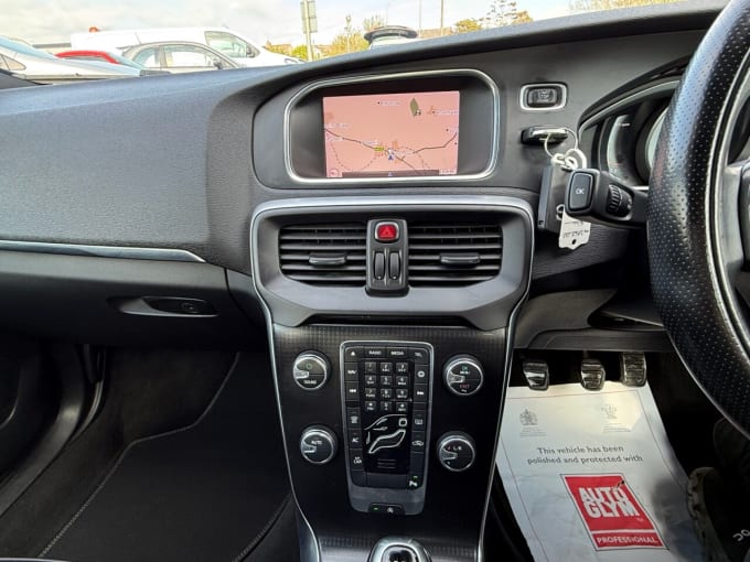 2025 Volvo V40