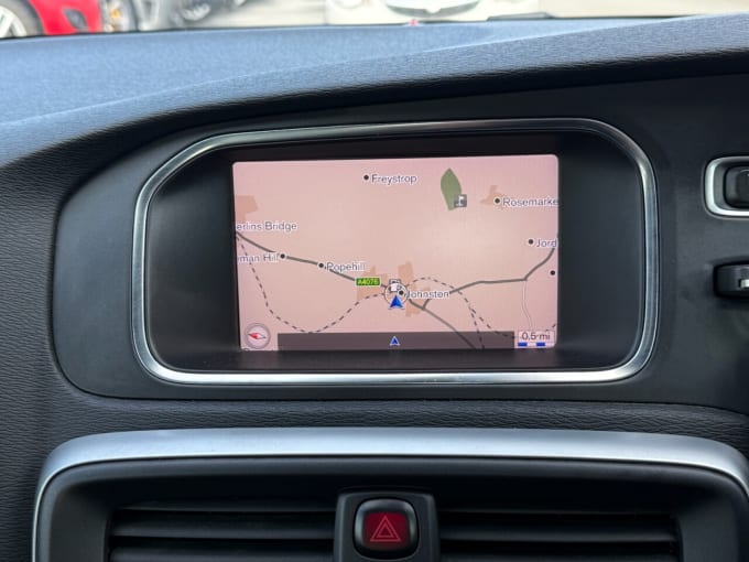 2025 Volvo V40
