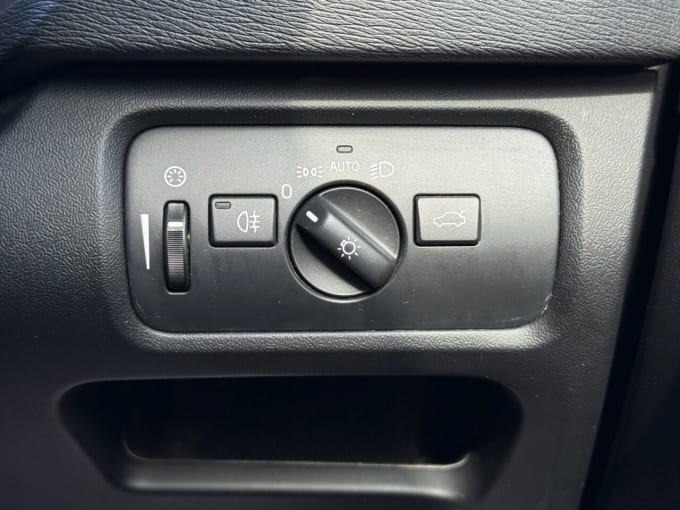 2025 Volvo V40