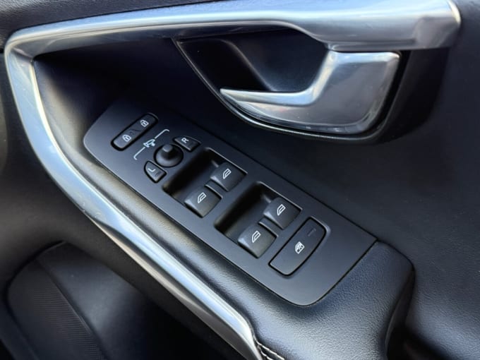 2025 Volvo V40