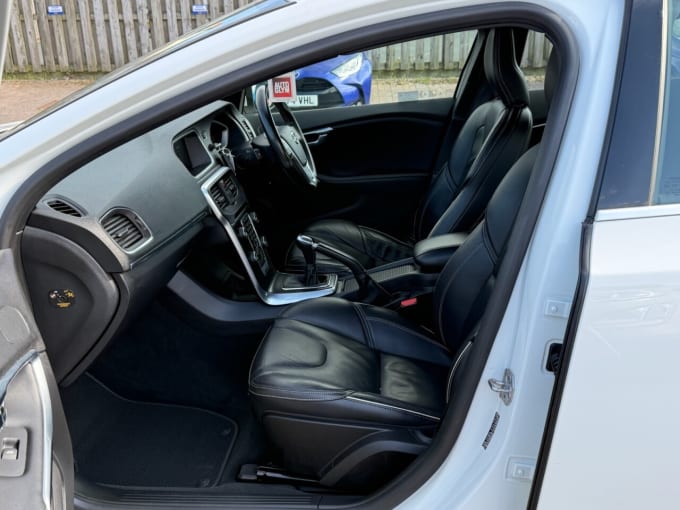 2025 Volvo V40