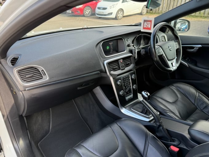 2025 Volvo V40