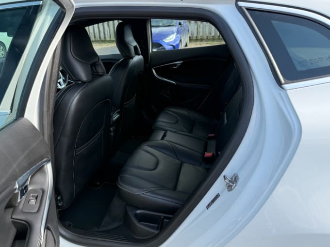 2025 Volvo V40