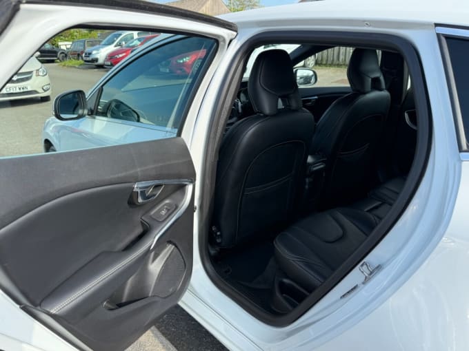 2025 Volvo V40