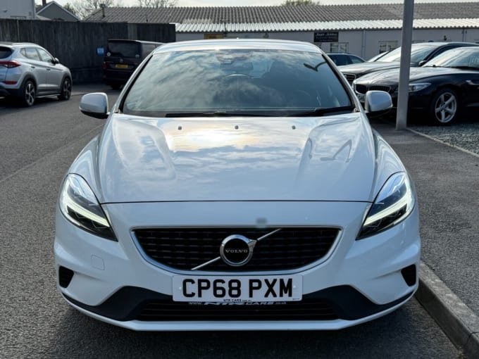 2025 Volvo V40
