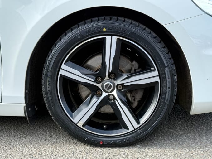 2025 Volvo V40