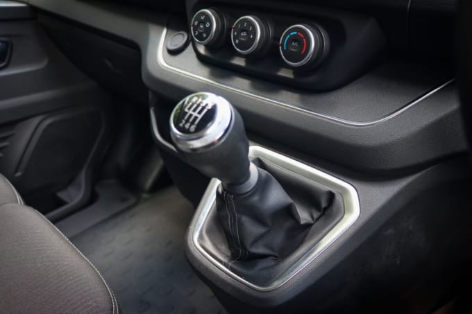 2025 Nissan Primastar