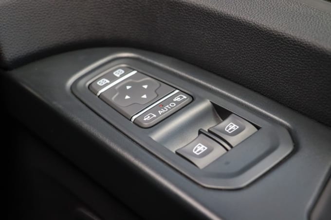 2025 Nissan Primastar