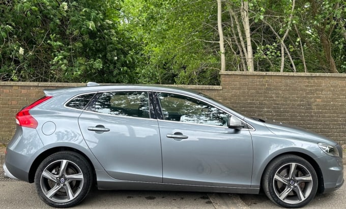 2024 Volvo V40