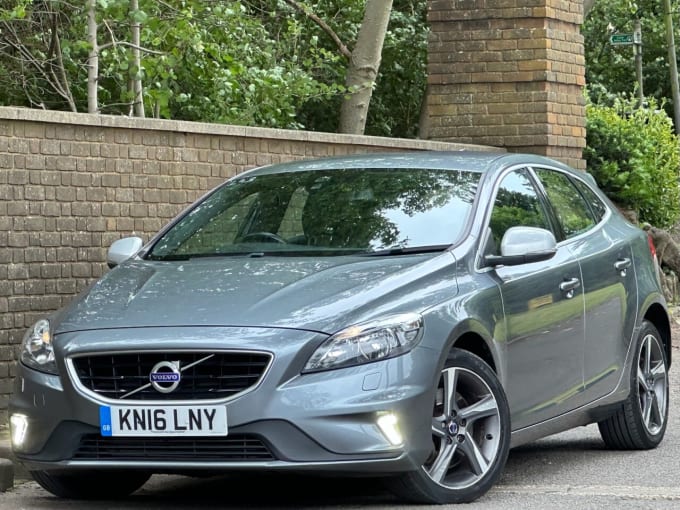 2024 Volvo V40