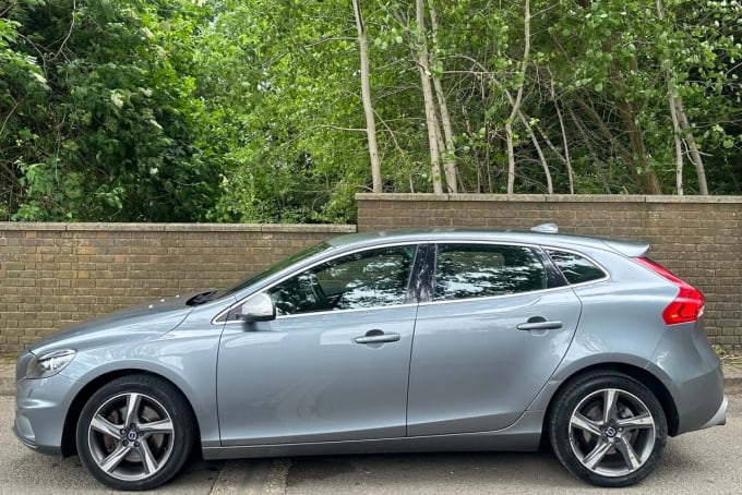 2024 Volvo V40