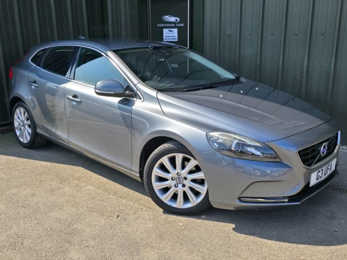 2025 Volvo V40