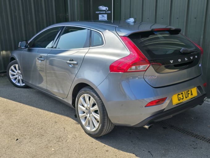 2025 Volvo V40