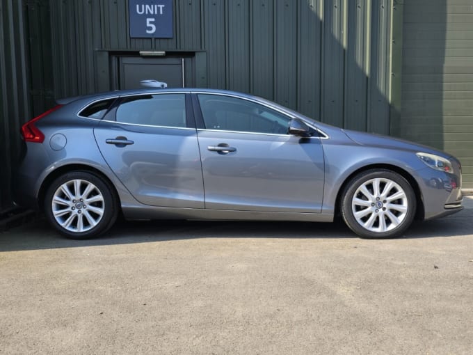 2025 Volvo V40