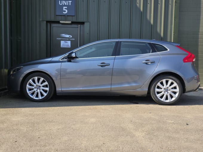 2025 Volvo V40