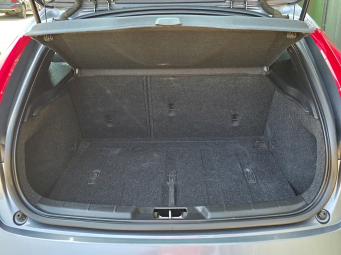 2025 Volvo V40