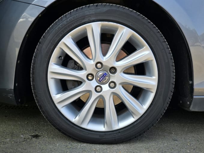 2025 Volvo V40
