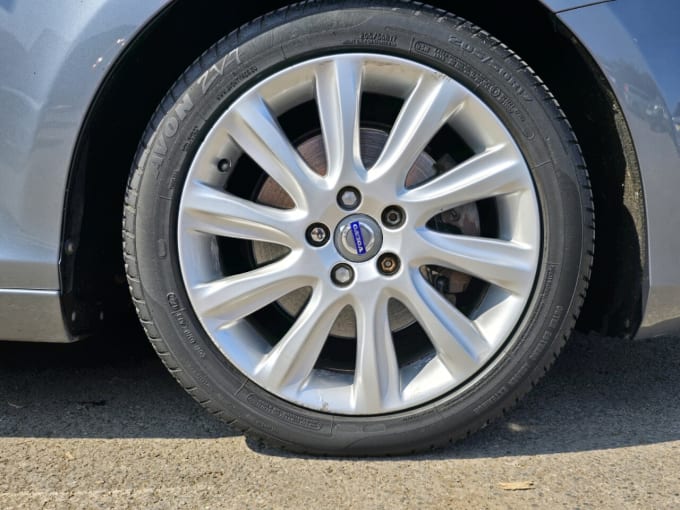 2025 Volvo V40