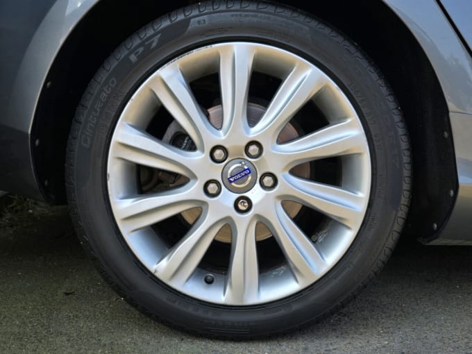 2025 Volvo V40