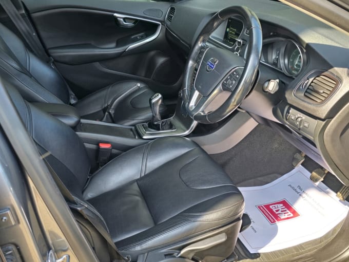 2025 Volvo V40