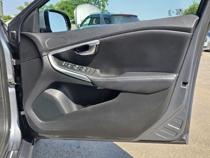 2025 Volvo V40