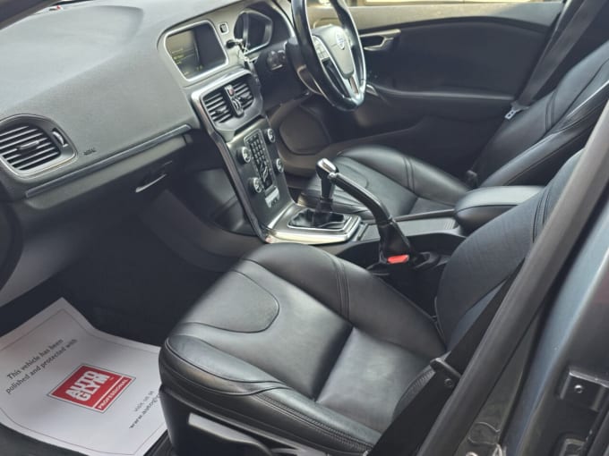 2025 Volvo V40