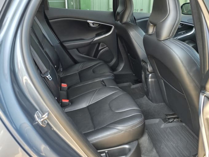2025 Volvo V40