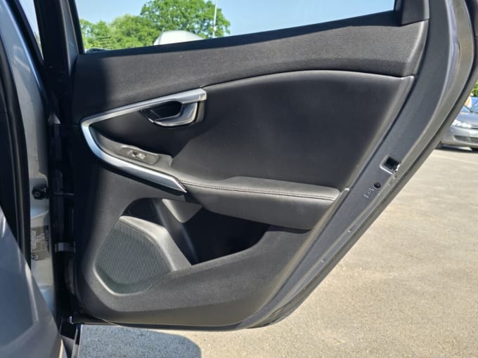 2025 Volvo V40