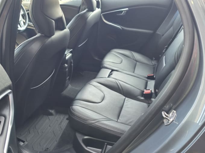 2025 Volvo V40