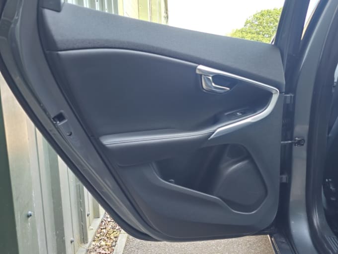 2025 Volvo V40