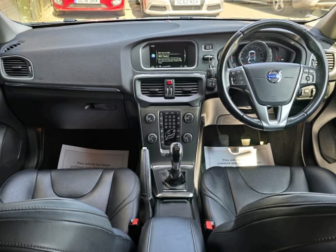 2025 Volvo V40