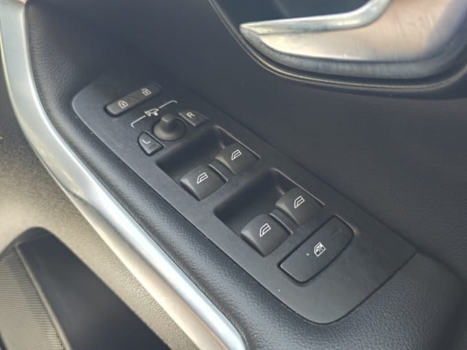 2025 Volvo V40